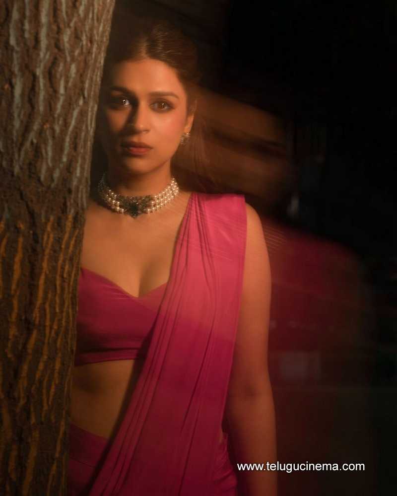 Shraddha Das in pink saree