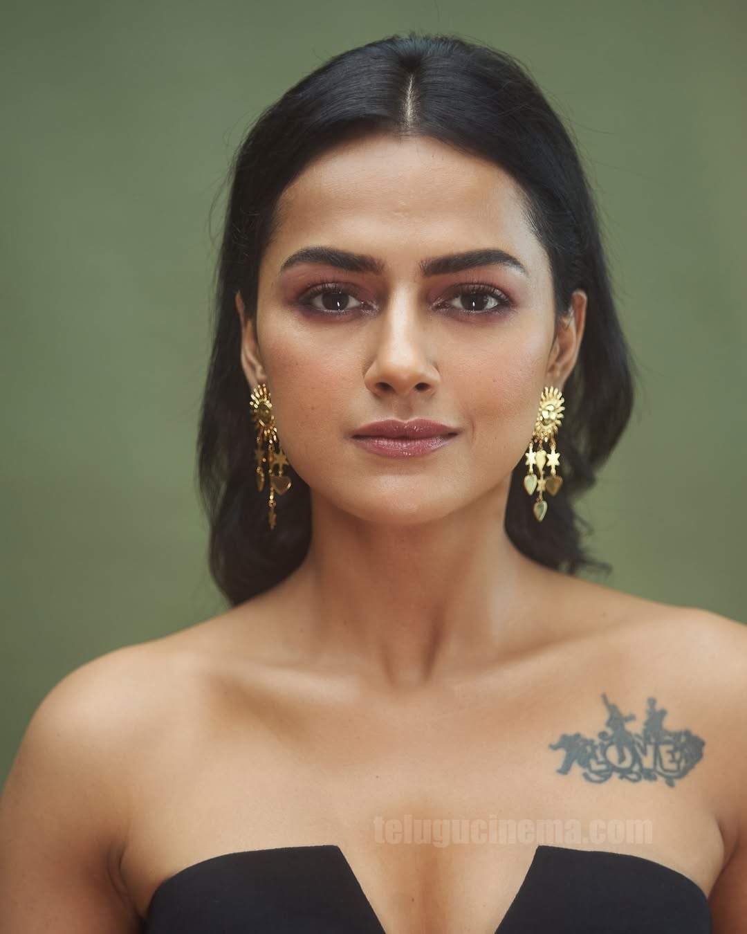 Shraddha Srinath's Sunday pose