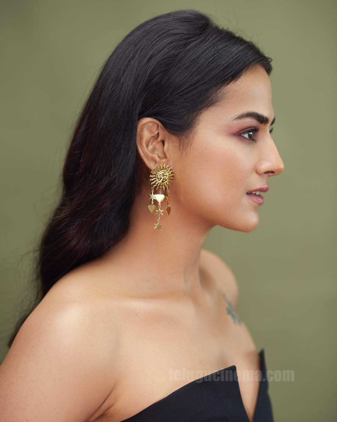 Shraddha Srinath's Sunday pose