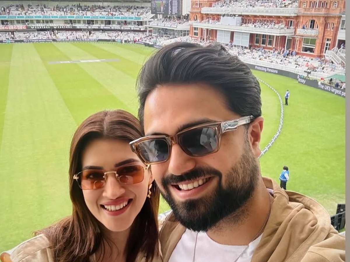 Kriti Sanon strikes a selfie with rumored beau Kriti Sanon strikes a selfie with rumored beau